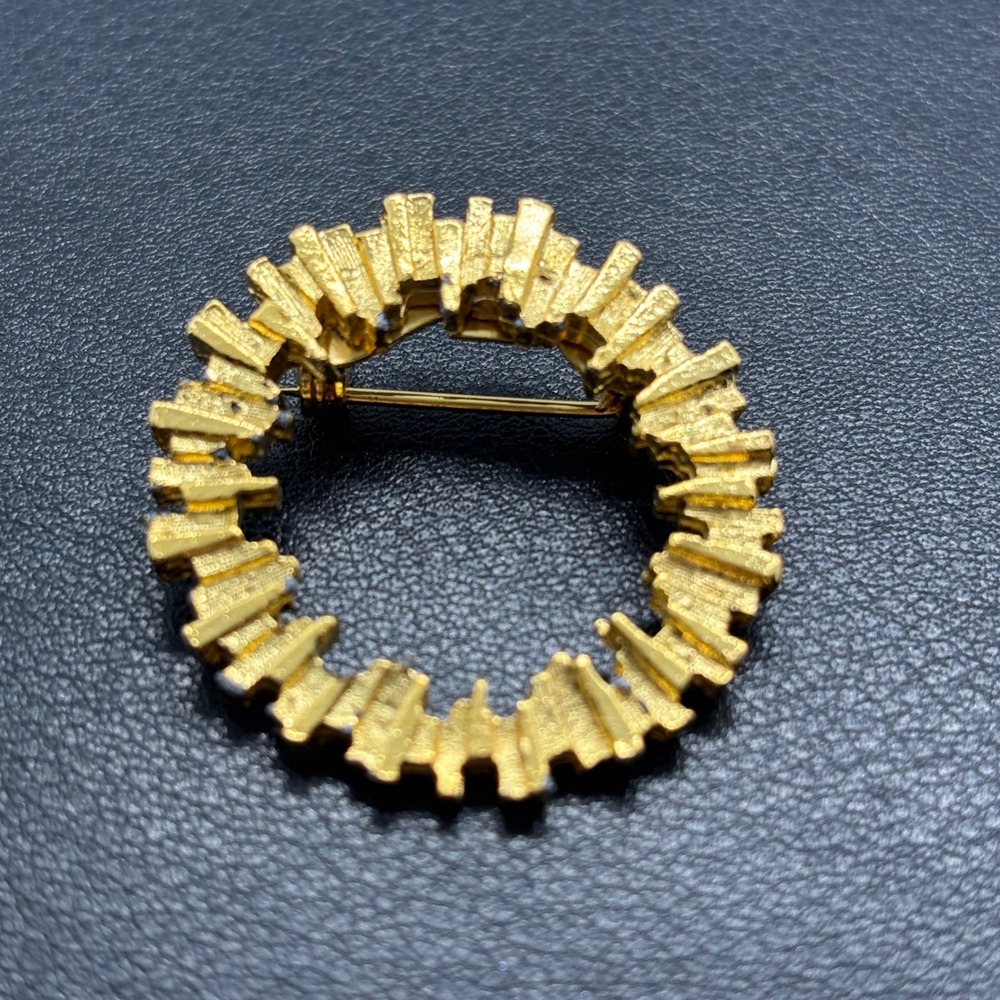 Vintage Brutalist Wreath Brooch Women Gold Tone Textured Modernist Pin